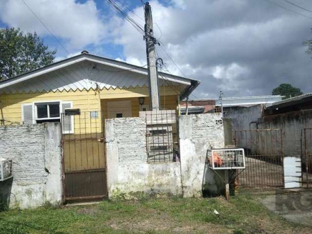 Vende-se ótima casa com mais dois imóveis no mesmo pátio já alugadas, o imóvel disponível para venda com 3 dormitórios, sala, cozinha, banheiro e área de serviço, vaga de garagem para até 3 carros!&lt