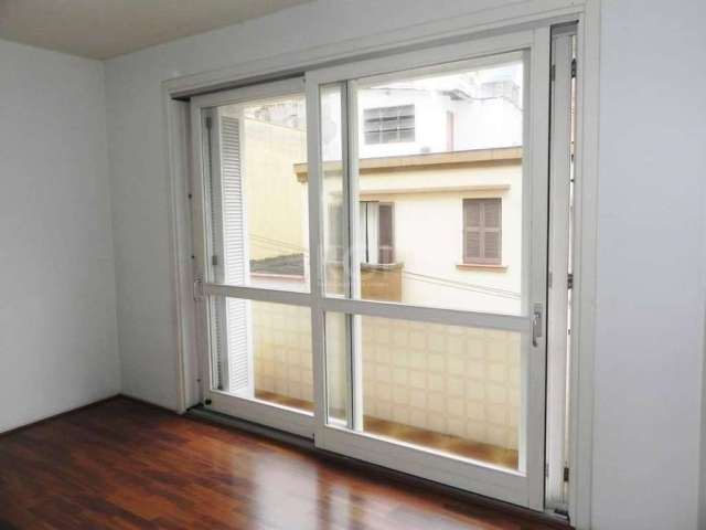 VENDO APARTAMENTO DE 2 DORMITÓRIOS com a possibilidade de 3dorm,  living 2 AMBIENTES, COZINHA ampla, 3 BANHEIROS,  peças amplas, apartamento antigo e bem conservado&lt;BR&gt;bairro centro histórico e 