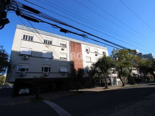 Otimo apartamento de três dormitórios, frente, living, cozinha, área de serviço,  suíte , banho social, e uma vaga de garagem coberta,  no bairro Santana em Porto Alegre. Reformado, iluminado e arejad