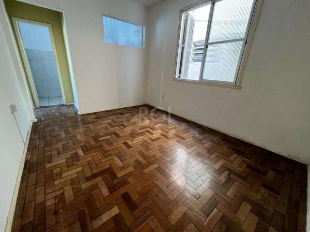 Apartamento de um dormitório no bairro da Cidade Baixa em Porto Alegre. &lt;BR&gt;Living para dois ambientes, banheiro social com azulejos (meia parede) e box de acrílico, cozinha com balcão, pia e ar