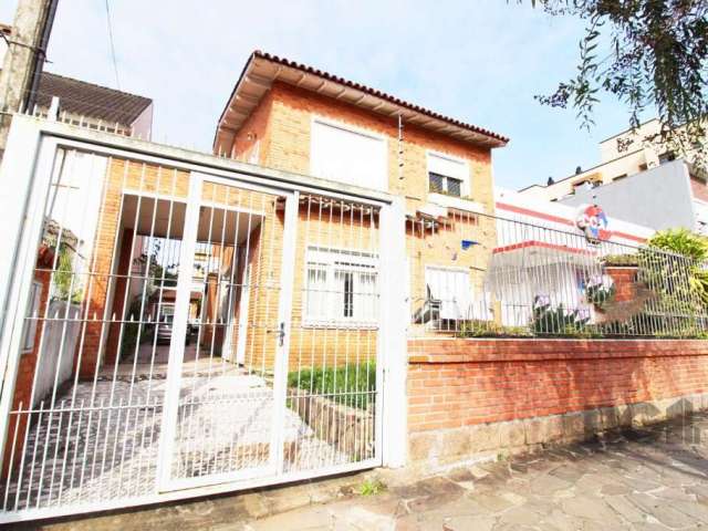 Casa de quatro quartos, suíte e três vagas de garagem no bairro Partenon em Porto Alegre&lt;BR&gt;Excelente casa à venda no bairro Partenon, em Porto Alegre!&lt;BR&gt;&lt;BR&gt;Com 240m² de área priva