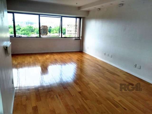 Sala comercial ampla com garagem escriturada, de frente para a Redenção, banheiro, piso parquet, copa com armários e bancada em granito; edifício com 2 elevadores, portaria, sala para reuniões toda eq