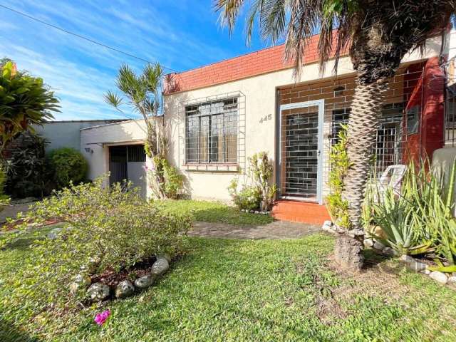 Casa 2 dormitórios, 3 vagas de garagem, no bairro São Sebastião, Porto Alegre/RS     &lt;BR&gt;&lt;BR&gt;Excelente casa térrea com dois dormitórios no bairro São Sebastião.&lt;BR&gt;Casa bem localizad