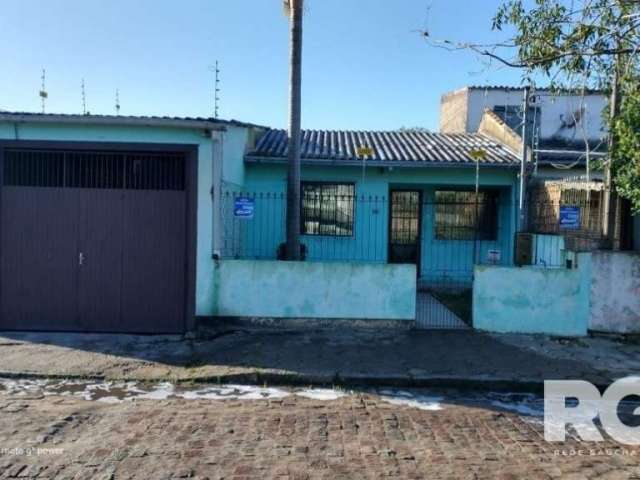 Casa de esquina na Zona Sul de Porto Alegre/RS. Imóvel com 2 quartos, sala e cozinha amplas, banheiro social, área de serviço, garagem para 4 carros fechada, com churrasqueira, alarme monitorado, CFTV