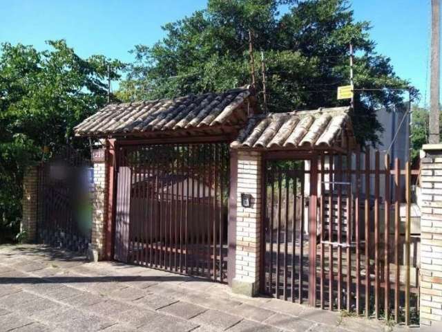 Casa com três pisos, 3 dormitórios (tabuão nas áreas intimas), sacada, 2 banheiros,  sala, lareira, cozinha, área de serviço. Pátio com churrasqueira individual, 1 vaga de garagem.