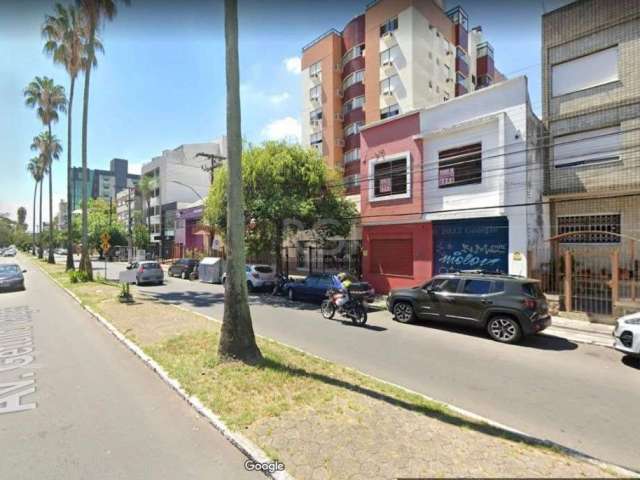 Excelente casa para comércio em localização privilegiada no Menino Deus!&lt;BR&gt;&lt;BR&gt;Casa com 255,08m² de área privativa distribuída em dois pavimentos com 03 banheiros, 06 salas no segundo pis