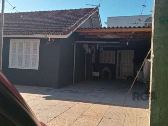 Clipes Imóveis Vende.&lt;BR&gt;Casa com pátio, Muro e Portão fechado.&lt;BR&gt;03 dormitórios, cozinha americana, sala banheiro e lavanderia.&lt;BR&gt;Pracinha na frente, perto de supermercado, posto 