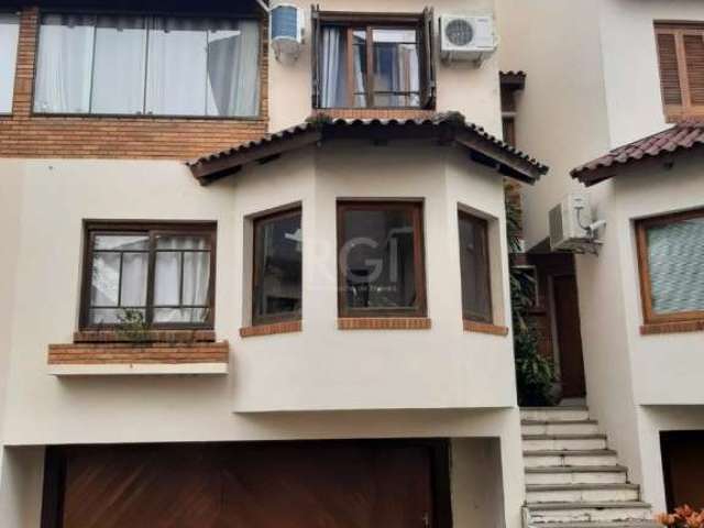 excelente residência em condomínio fechado com somente 11 casas, hall de entrada, lavabo, living 02 ambientes com lareira, sala de jantar, ampla cozinha , quatro dormitórios sendo uma suíte ,closet,e 