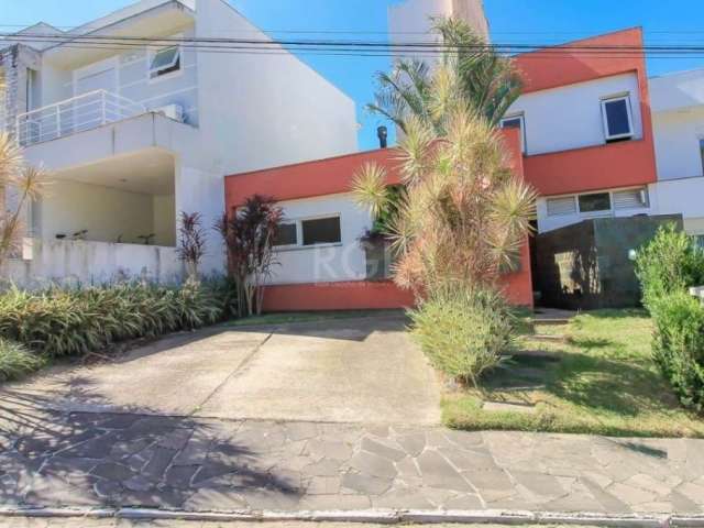 Excelente opção de investimento!! Sobrado diferenciado em condomínio.  Essa bela casa dispõe de living 2 ambientes com lareira, cozinha planejada, suíte térrea com closet e jardim de inverno, lavabo, 