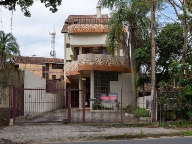 A venda é de todo o prédio, com três andares, e jardim interno onde pode ser colocado um elevador, No térreo existem dois escritórios, cada escritório com 50m2 , estes escritórios podem virar quatro l