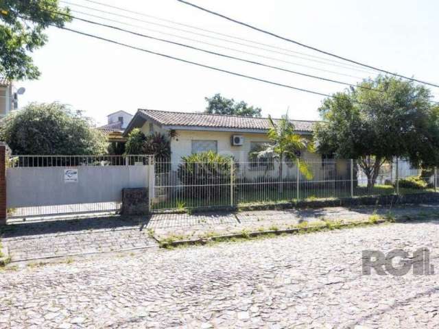 Casa comercial/residencial com 200m², sala de estar com lareira, quatro dormitórios sendo um suíte, banheiro social, lavabo, sala de estar/jantar, cozinha, ampla lavanderia em edícula a parte, e garag