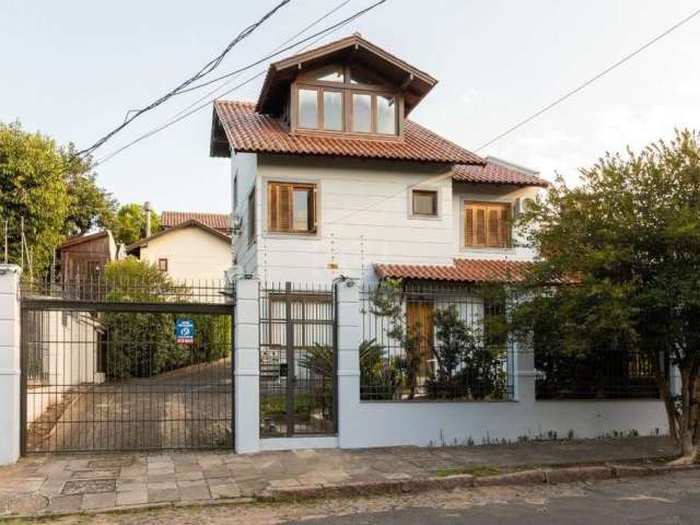 Casa excelente no Bairro Tristeza, com uma área privativa de 217,92 m², sala de estar, cozinha, 2 lavados e 2 banheiro social . Um Pátio nos fundos com churrasqueira e espaço gourmet. No 2° piso com 3