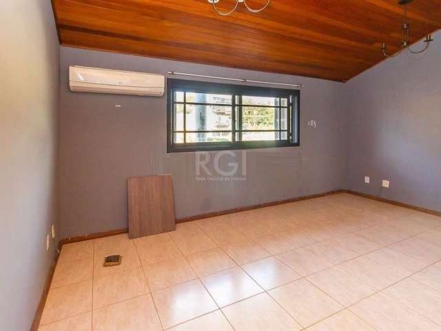 Vende-se casa em condomínio individual, de frente, desocupada, 4 dormitórios sendo 1 suíte, garagem, quintal, lavanderia, churrasqueira, dependência de empregada. 1º piso com living amplo em 4 ambient