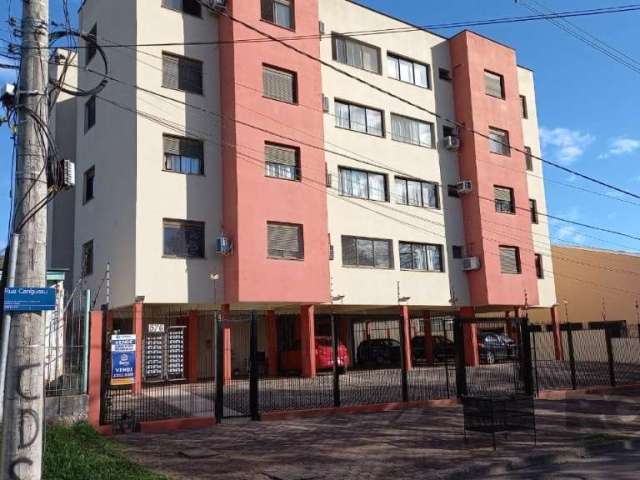 Apartamento na rua Cangussu, de 83m² com  03 dormitórios, 01 suíte, banheiro social com box de vidro e ventilação, amplo living para 02 ambientes, churrasqueira, lareira e uma  cozinha espaçosa, área 