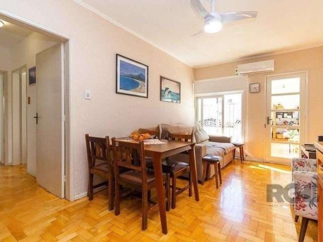 Apartamento,3 dormitórios, originalmente 2 dormitórios com dependência de empregada, sacada fechada, peças amplas, apto tradicional, garagem, edifício pequeno com circuito de câmeras, localizado na Jo