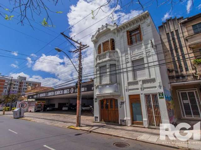 Espetacular casa comercial com três pavimentos. térreo com amplo salão, ambiente externo com jardim de inverno e ambiente de convivência cinco wc, segundo e terceiro pavimentos com 2 amplos saloes e m