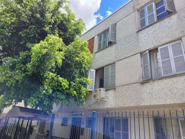 Apartamento 1 dormitório, frente, cozinha americana, bancada, armários de cozinha, wc reformado, área de serviço. Localizado perto de ' tudo', comércio, serviço, faculdade, escolas, praças, 