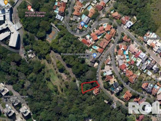 Terreno nos altos da São Caetano, bairroTeresópolis, com vista para o Guaíba, arborizado, rua calma com residencias de alto padrão e toda a infraestrutura publica disponivel. Acesso facil a colegios, 