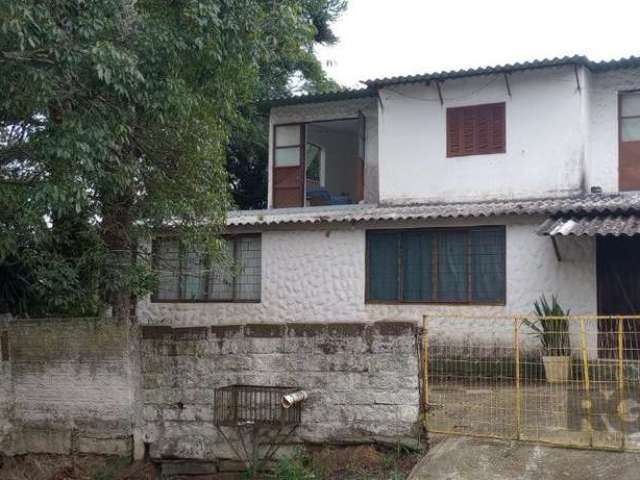 Casa de alvenaria.&lt;BR&gt;Possuí cinco dormitórios, sala, lareira, cozinha, banheiro social e área de serviço.&lt;BR&gt;O terreno é de esquina, medindo 13,50x30,00m2.&lt;BR&gt;Possuí neste terreno, 