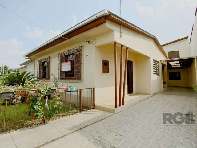 Casa térrea com 02 dormitórios e possibilidade do 3° dormitório, cozinha, ampla área coberta com churrasqueira.  Nos fundos tem um apartamento composto de uma cozinha integrada ao living, banheiro soc