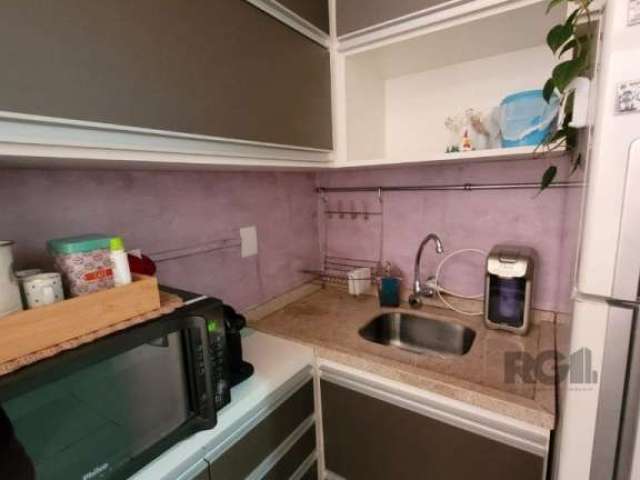 Gaúcha de Imóveis vende, apartamento Terreo com pátio de 01 dormitórios, área de serviços, cozinha planejada, banheiro com box, quarto do casal com acesso ao pátio, próximo do Petrópolis. Agendar visi