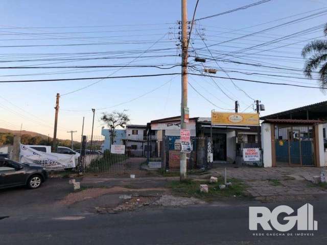 Terreno para venda na Zona Sul de Porto Alegre/RS. Amplo terreno com sobrado, em ótima localização, na Avenida Monte Cristo, próximo a mercados, padaria, farmácia... Agende sua visita e venha conhecer