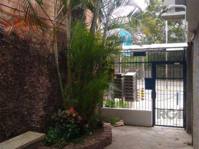 Vendo excelente apto no bairro Petrópolis, 02 dormitórios, bem iluminado, boa circulação de ar, reformado, , semi mobiliado, hall de entrada, sala de estar/living, cozinha, area de serviço, 01  vaga d