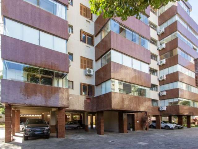 Excelente apartamento, localizado no Bairro Tristeza, o mais cobiçado da zona sul de Porto Alegre, com 3 dormitórios sendo 1 ampla suíte com móveis em madeira nobre e banheira de hidromassagem, living