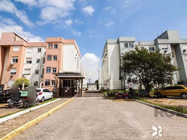 Vende apartamento no Bairro Humaitá com planta de 40m² com sala, cozinha, 1 dormitório e banheiro. Posicionado no 3° andar, o edifício, não possui elevador, para acesso, ao apartamento á 2 lances de e