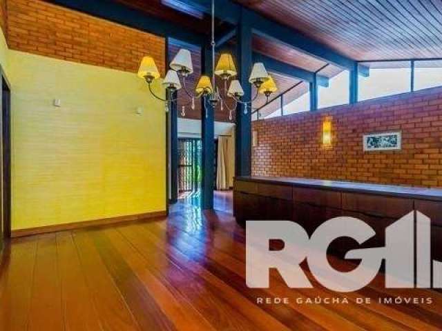 Casa à venda no Jardim Lindóia com 4 dormitórios e 4 vagas na garagem. Possui 400m² de área privativa distribuídos em dois pavimentos e uma edícula. No primeiro piso, destaca-se uma ampla garagem, sal