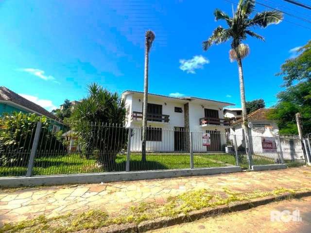 LINDA CASA NO BAIRRO JARDIM CARVALHO.&lt;BR&gt;&lt;BR&gt;Esta linda casa tem 351,60m2 de área construída em uma propriedade de 743m2, a casa conta com salão de festas com churrasqueira, sala de estar,