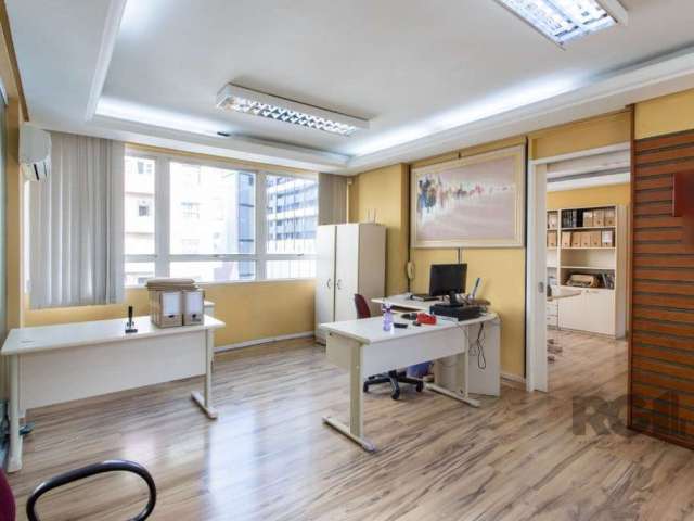 Sala Comercial à Venda no Centro Histórico de Porto Alegre!&lt;BR&gt;&lt;BR&gt;Oportunidade imperdível único na Avenida Senador Salgado Filho: conjunto/sala com 37m² de área privativa e 50m² de área t