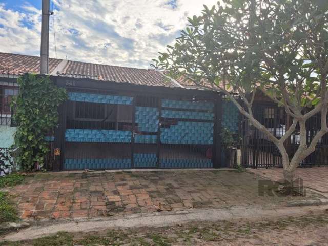 Excelente casa no Lot. Moradas do Sul. Casa de 2 dormitórios, sala, cozinha , banheiro, e uma área construída na continuação da cozinha toda fechada com vidro tremperado e lareira. Casa ensolarada e v