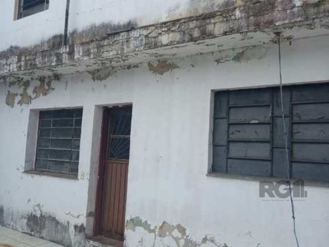 Casa Comercial, desocupada, junto ao triangulo da Assis Brasil, contém duas construções no mesmo terreno. Terreno 11x30. Marque sua Visita.