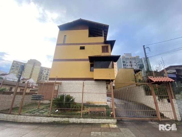 Casa em condomínio fechado no bairro Tristeza. Condomínio Horizontal Coronel Massot, um  condomínio com poucas unidades. Fica semi mobiliada, possui 03 dormitórios, sendo 01 suíte e 2 vagas de garagem