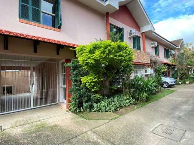 Imagine viver em um lugar onde o conforto e a praticidade se encontram em perfeita harmonia. Esta casa em condomínio no Residencial Miami Sul, localizada no charmoso bairro Tristeza, em Porto Alegre, 