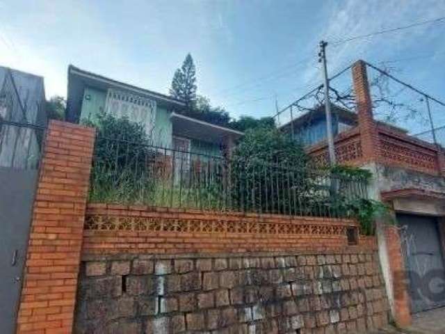 Casa à venda na Avenida Professor Oscar Pereira, com 3 dormitórios, 2 banheiros, 2 vagas de garagem. Possui área de serviço, churrasqueira, cozinha, despensa, sala de estar íntimo, 2 salas e vista pan