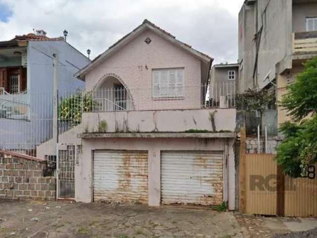 Casa com 3 quartos, sala, banheiro, cozinha, área de serviço com churrasqueira, 2 vagas de garagem, pátio amplo na frente e fundos. Próximo ao colégio Rainha do Brasil, La Salle Santo Antônio e demais