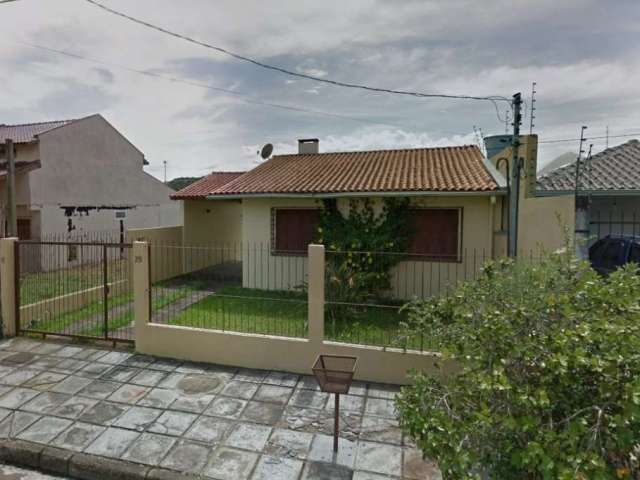 Casa 2 dormitórios, banheiro com armário e box de vidro, sala ampla, cozinha com churrasqueira, área de serviço, jardim com piscina infantil, e garagem coberta para 2 carros, portão eletrônico. Perto 