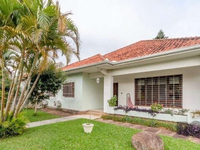 Excelente casa térrea de esquina, construída próximo ao Rio e local alto, construída em terreno com mais de 676m², 3 dormitórios, sendo uma suíte, banheiros com ventilação natural. Living para 3 ambie