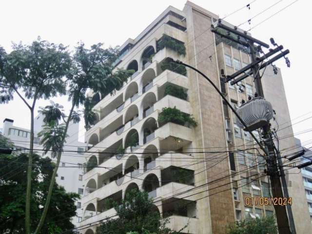 Apartamento de andar inteiro, de 385m² privativos, semi mobiliado, living para 4 ambientes com lareira, sacada aberta com churrasqueira, três dormitórios grandes e modernos, sendo três suítes com dois