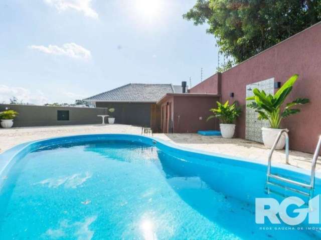 Apresentamos uma esplêndida casa de dois andares, localizada em um terreno de esquina privilegiado, com pátio amplo e uma deslumbrante piscina privativa.&lt;BR&gt;&lt;BR&gt;Situada em um bairro reside