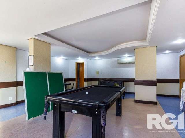 Apartamento com 2 dormitórios, incluindo uma suíte, e uma sala aconchegante com lareira, é perfeito para quem valoriza conforto e estilo. A cozinha montada com churrasqueira e a área de serviço oferec