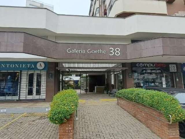 Sala na avenida Goethe , prédio tradicional no bairro Rio Branco divisa com moinhos de vento ,  fica todos os móveis  e com mezanino , todo proprietário tem direito a uma vaga de estacionamento.  &lt;