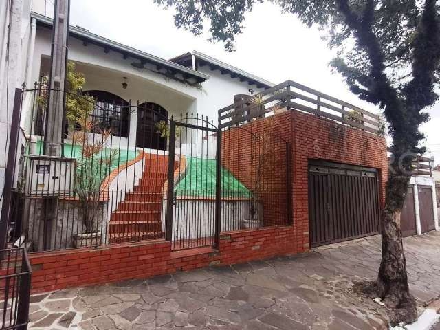 Casa 3 dormitorios no bairro São José&lt;BR&gt;Ampla casa com 3 dormitórios, sendo 1 suíte master. Peças amplas, living para 3 ambientes e em 2 níveis, lavabo, cozinha. Nos fundos sala de churrasco fe