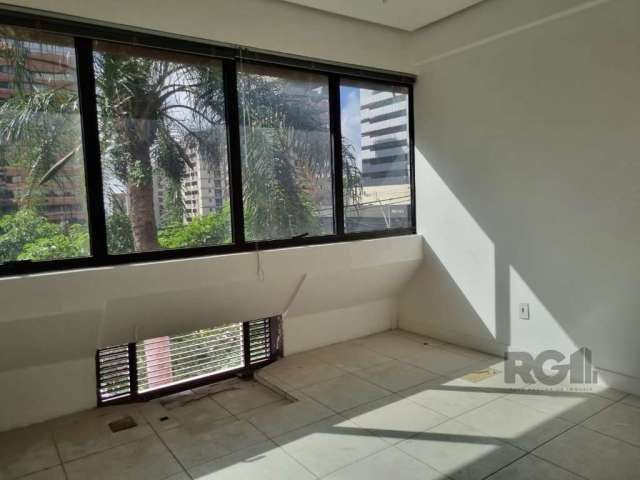 Sala comercial com 40m² de frente&lt;BR&gt;Dividida em 02 ambientes e lavabo.&lt;BR&gt;Vaga de elevador&lt;BR&gt;Prédio com portaria 24hs e elevadores.&lt;BR&gt;Desocupada, venha conhecer!