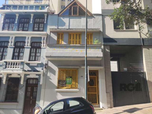 Casa toda reformada com  125m² privativos, em ponto alto e nobre (à prova de enchente) do centro histórico. Dois pavimentos:  no primeiro piso, hall de entrada,  sala de estar, sala de jantar, cozinha