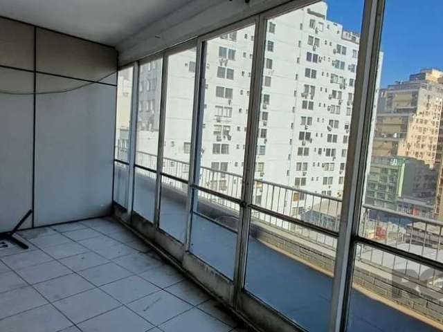 Vende  sala em andar alto com ótima localização,  divisórias, piso parquet, sacada e copa.&lt;BR&gt;&lt;BR&gt;Portaria em horário comercial, elevadores e câmeras de vigilância