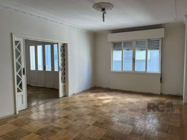 Ótimo e amplo apartamento na Av. Independência, em frente a Santa Casa, lateral, desocupado, com 176m² privativos, de 3 dormitórios e vaga. Possui hall de entrada, living amplo com sacada, sala de jan