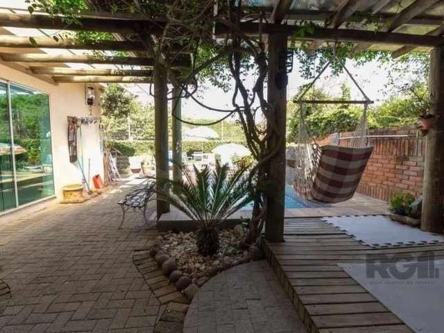 Casa com 4 dormitórios, sendo 1 suíte, 3 banheiros e 3 garagens. Lareira. Churrasqueira.&lt;BR&gt;Pátio com paisagismo e piscina. Imóvel em excelente localização, num raio de 2km você estará nos Shopp